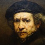 autorretrato de pintor famoso Rembrandt Smithsonian National Gallery of Art. Homem de meia-idade de chapéu olhando para o observador