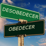 Placas de rua apontando para Obedecer e Desobedecer